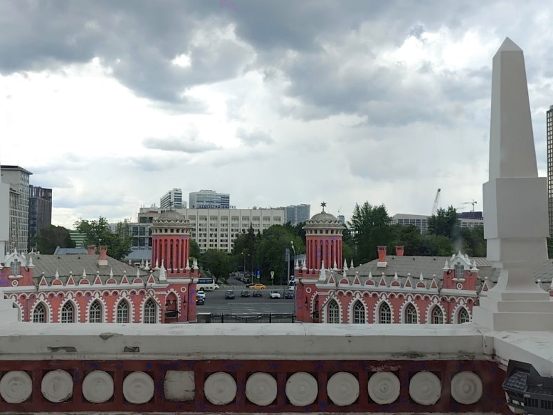 Вид с балюстрады Петровского путевого дворца: красно-белые башни и обелиск 