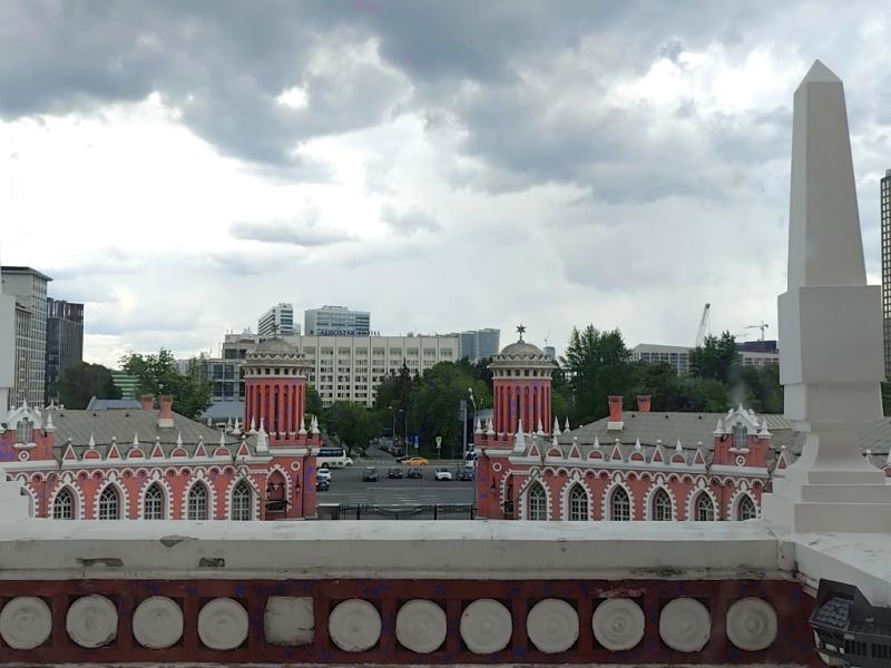 Вид с балюстрады Петровского путевого дворца: красно-белые башни и обелиск 