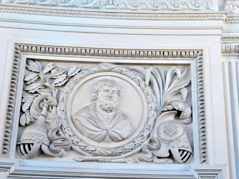 Портрет в лавровом венке на фасаде Петровского дворца