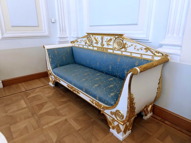 Синий диван с золотом в Петровском дворце: классицизм и роскошь