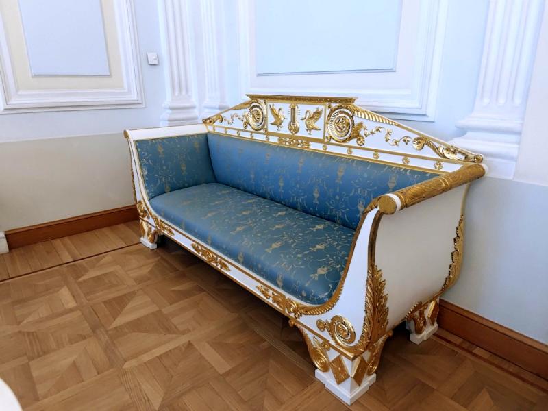 Синий диван с золотом в Петровском дворце: классицизм и роскошь