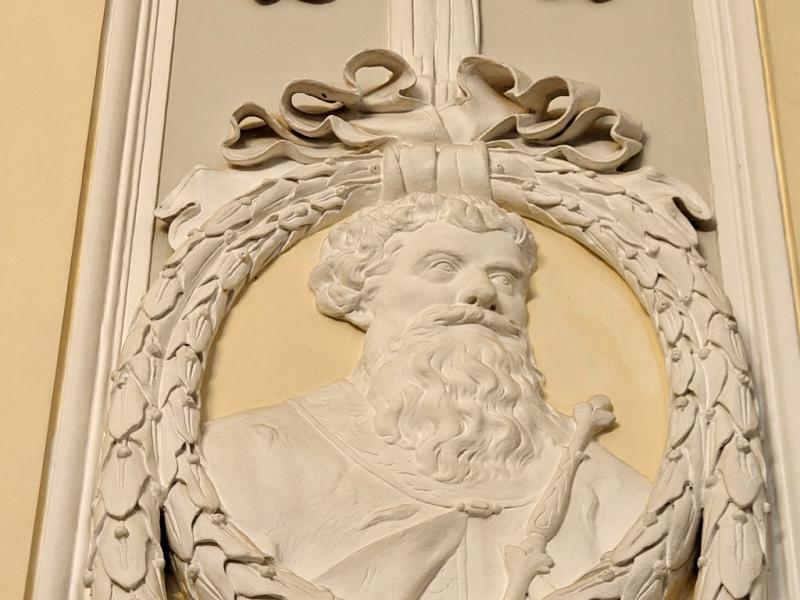Барельеф на стене Петровского дворца