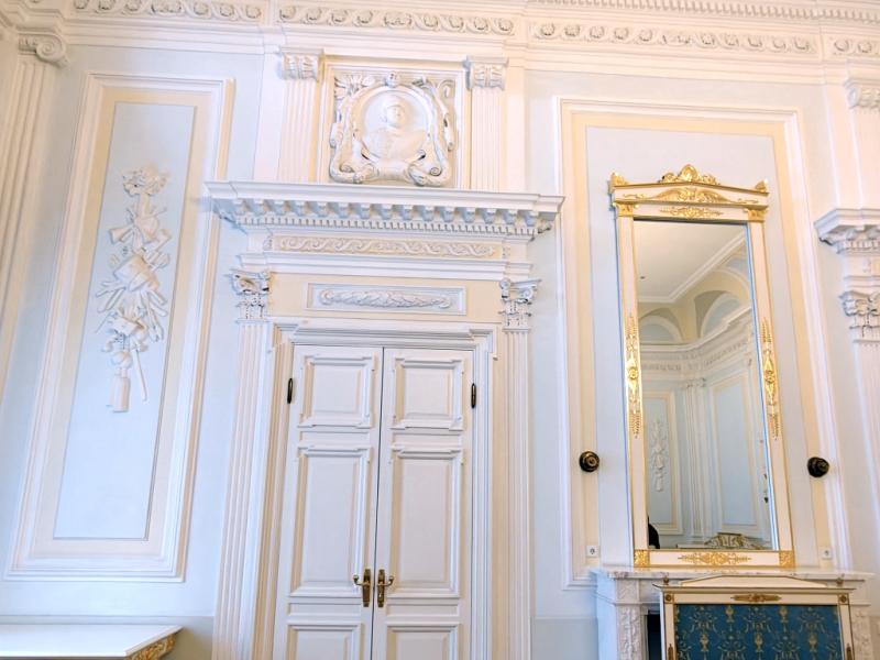 Залы Петровского дворца: белые двери и зеркало в гравированных рамах