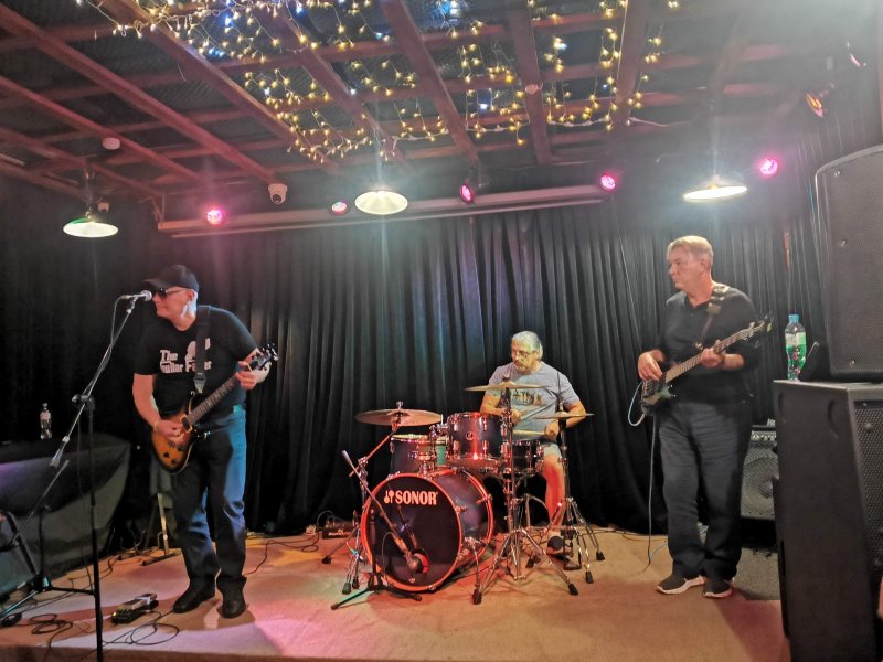 Ritm Blues Cafe, Россия: троица музыкантов на сцене с Sonor-барабанами