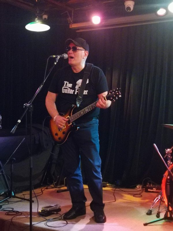 Ritm Blues Cafe, Москва: мужчина с гитарой и «The Guitar Fiver» на футболке