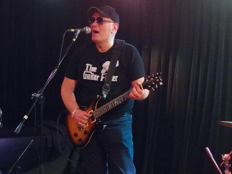 Ritm Blues Cafe, Москва: мужчина с гитарой и «The Guitar Fiver» на футболке