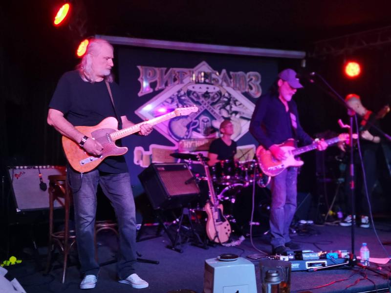 Ritm Blues Cafe, Россия: гитаристы на сцене под фиолетовым светом