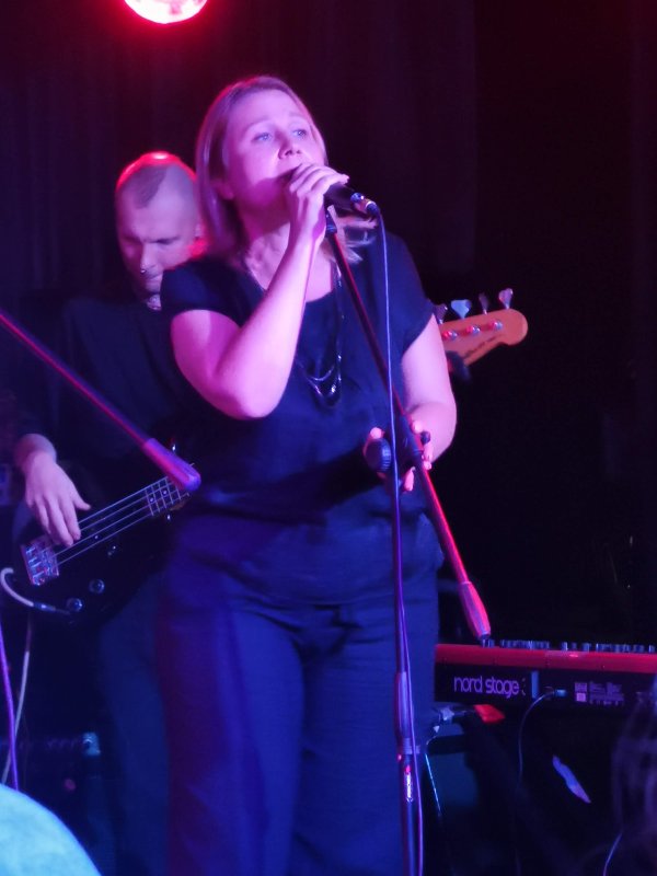 Ritm Blues Cafe, Москва: женщина поёт в фиолетовом свете с басистом за спиной