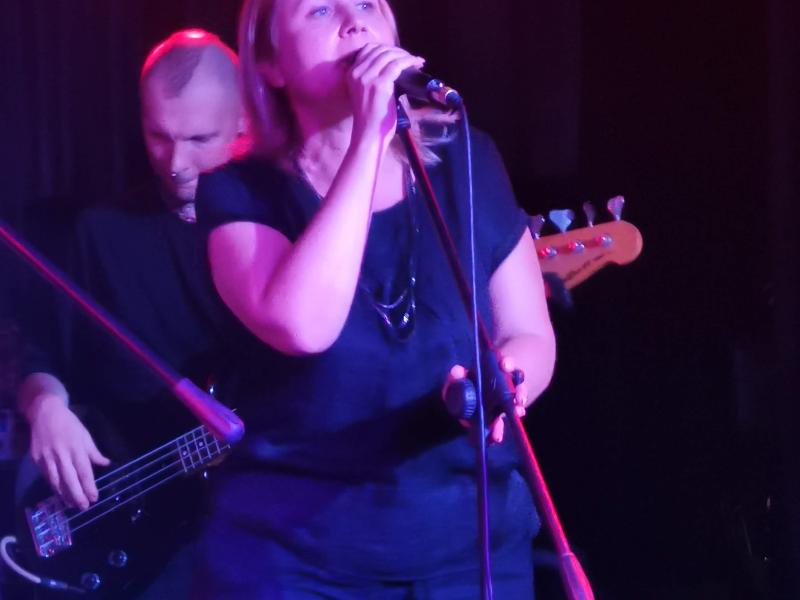 Ritm Blues Cafe, Москва: женщина поёт в фиолетовом свете с басистом за спиной