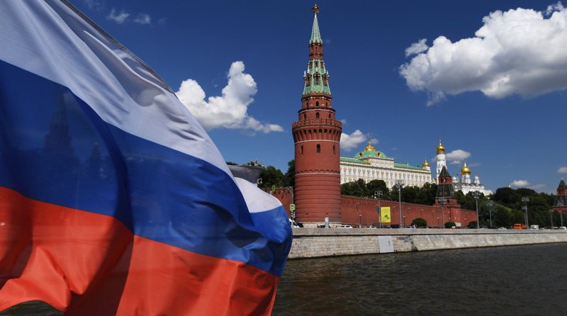 Кремлёвская башня и российский флаг у Москвы-реки