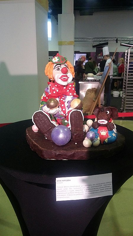 Salon Du Chocolat в Москве: клоун с шариками и собачкой из кондитерского изделия