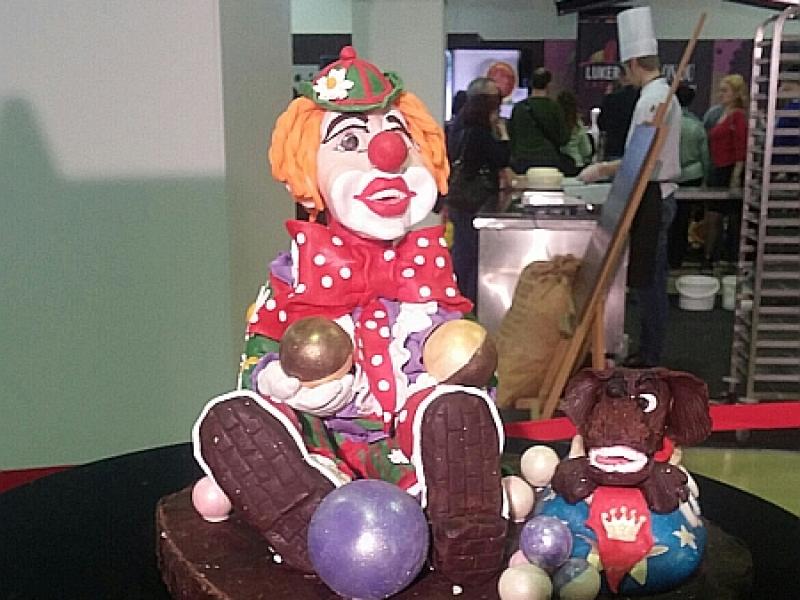 Salon Du Chocolat в Москве: клоун с шариками и собачкой из кондитерского изделия