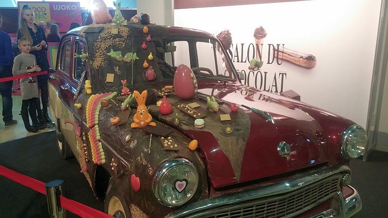 Salon Du Chocolat в Москве: ретро-автомобиль, облепленный конфетами и пасхальными яйцами