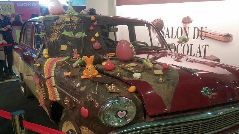Salon Du Chocolat в Москве: ретро-автомобиль, облепленный конфетами и пасхальными яйцами