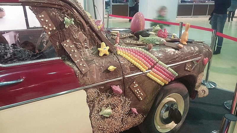 Салон шоколада в Москве: ретро-автомобиль из кондитерских изделий