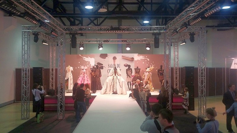 Salon Du Chocolat в Москве: подиум с коллекцией одежды и манекенами