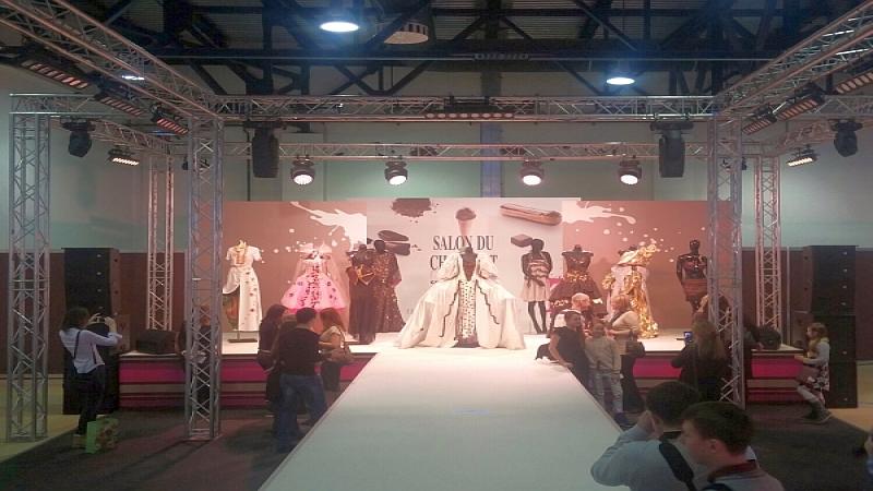 Salon Du Chocolat в Москве: подиум с коллекцией одежды и манекенами