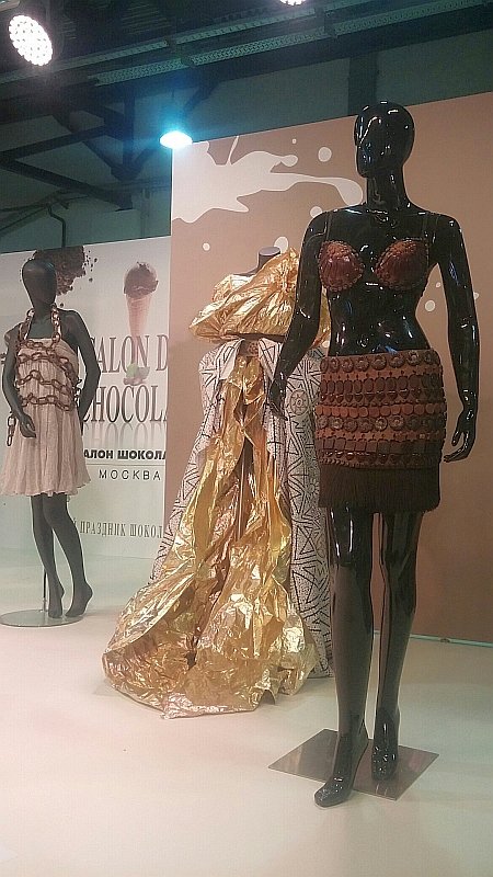 Salon Du Chocolat в Москве: манекены в одежде из шоколада и золота