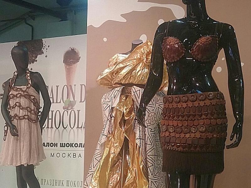Salon Du Chocolat в Москве: манекены в одежде из шоколада и золота