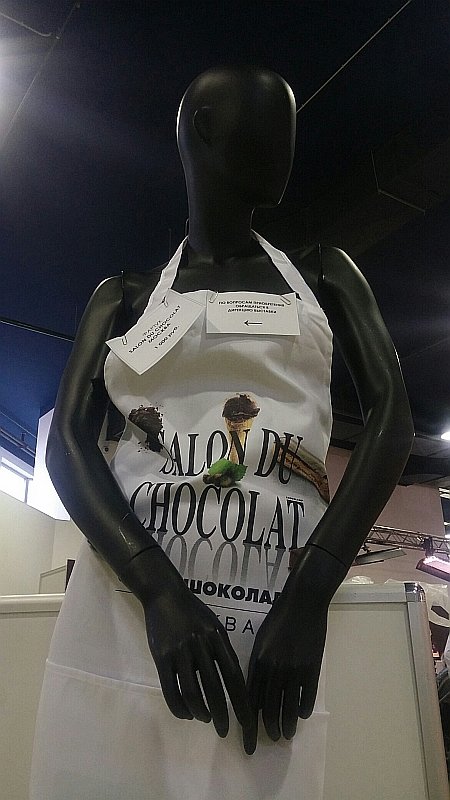 Salon Du Chocolat в Москве: манекен в фартуке с надписью «Salon du Chocolat»