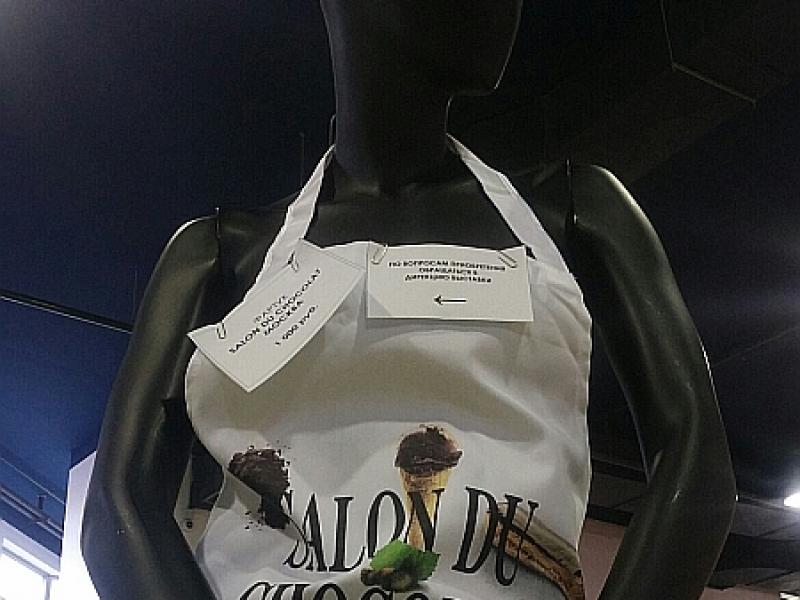 Salon Du Chocolat в Москве: манекен в фартуке с надписью «Salon du Chocolat»