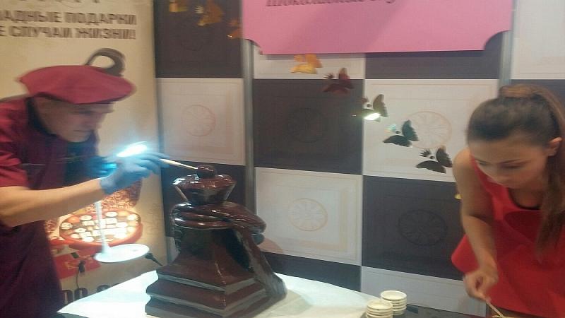 Salon Du Chocolat в Москве: шоколадная скульптура и работа мастера
