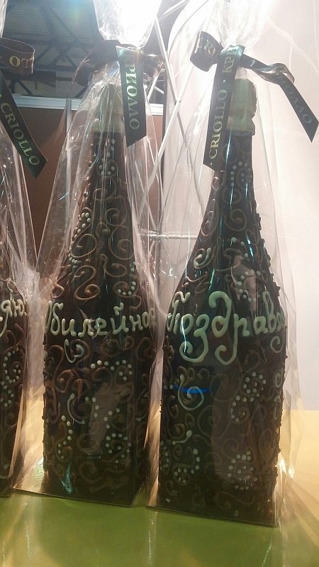 Salon Du Chocolat в Москве: шоколадные бутылки с надписями «Билейнов» и «Поздравляю»