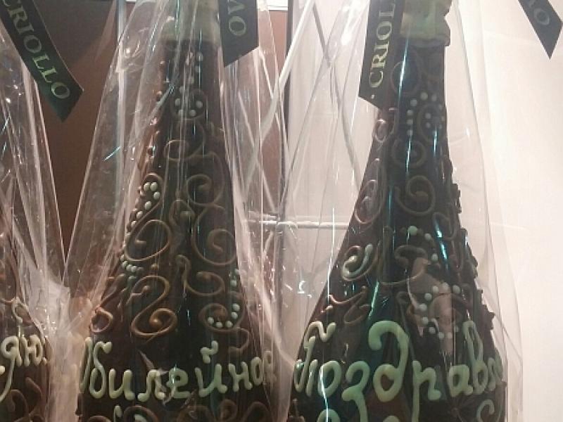 Salon Du Chocolat в Москве: шоколадные бутылки с надписями «Билейнов» и «Поздравляю»