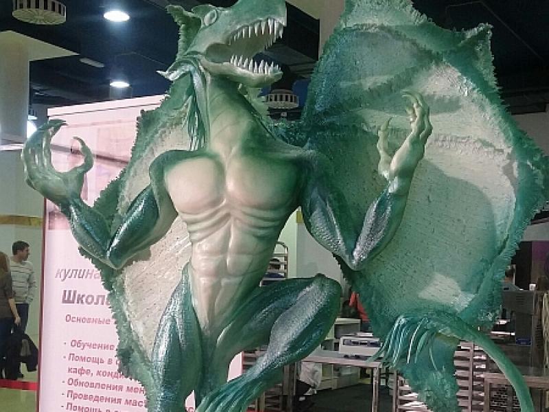 Salon Du Chocolat в Москве: зелёный дракон из шоколада на подиуме