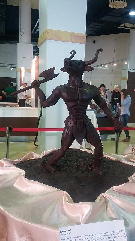 Salon Du Chocolat 2019: Минотавр из шоколада на подиуме с розовой тканью