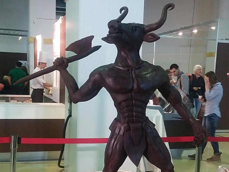 Salon Du Chocolat 2019: Минотавр из шоколада на подиуме с розовой тканью