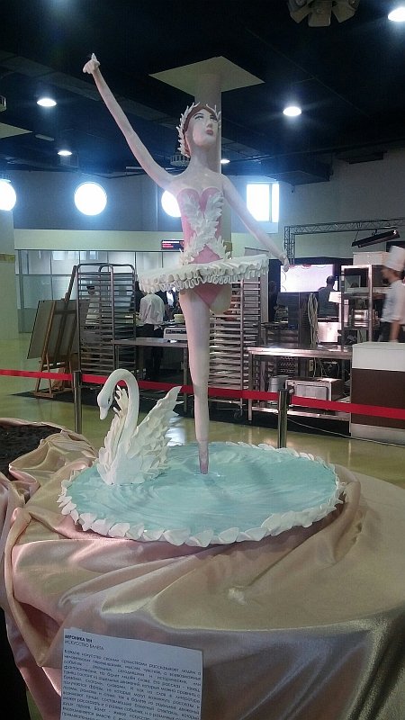 Salon Du Chocolat в Москве: балерина на лебедином озере из сахара