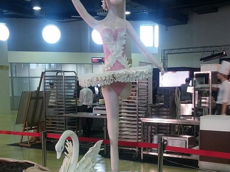Salon Du Chocolat в Москве: балерина на лебедином озере из сахара