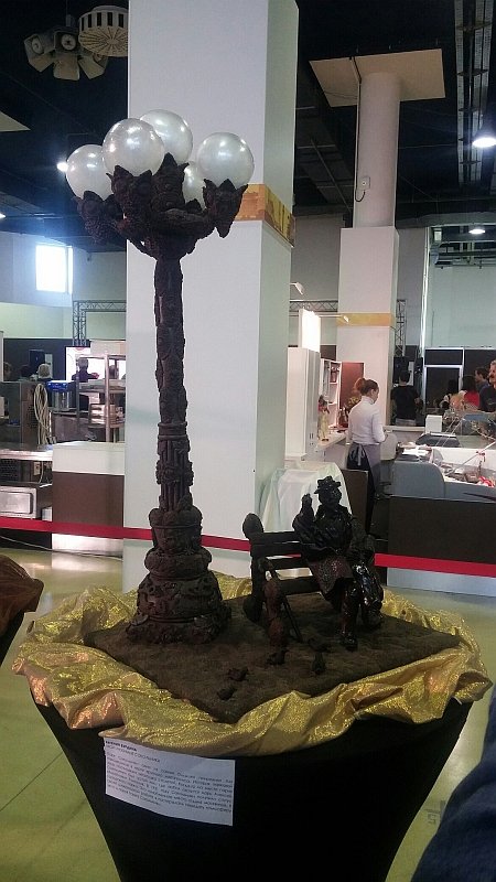 Salon Du Chocolat 2023: уличный фонарь и скамейка из шоколада в Центре Галереи