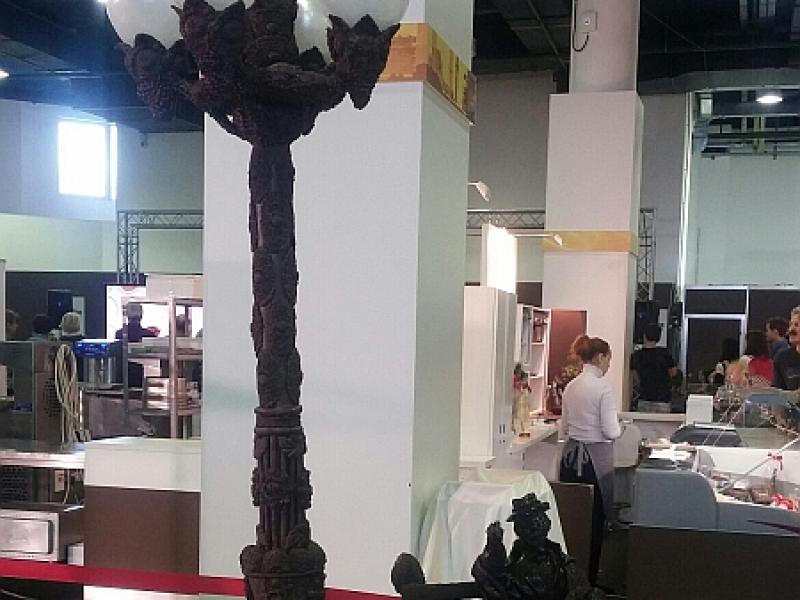 Salon Du Chocolat 2023: уличный фонарь и скамейка из шоколада в Центре Галереи