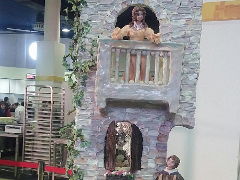 Salon Du Chocolat 2023: башня из шоколада с балконом и героями Ромео и Джульетты