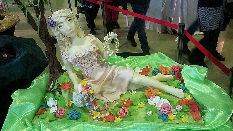 Salon Du Chocolat в Москве: скульптура из шоколада у деревца с цветами