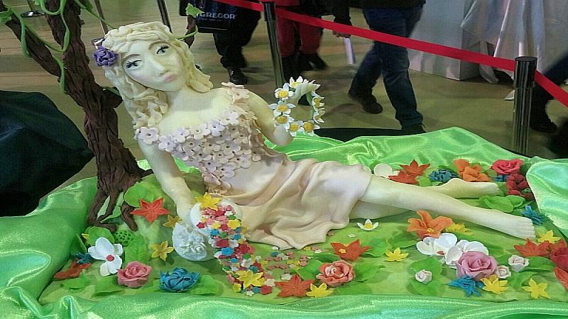 Salon Du Chocolat в Москве: скульптура из шоколада у деревца с цветами