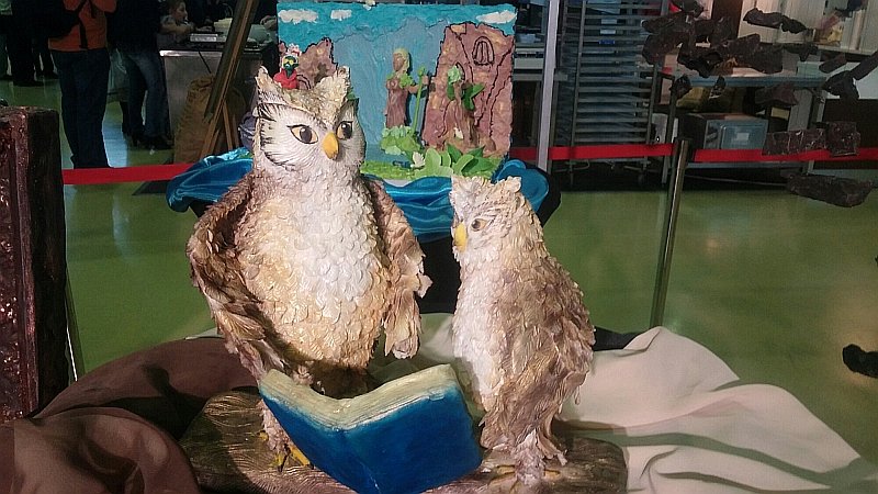 Salon Du Chocolat в Москве: орлы с книгой и фреской на заднем плане