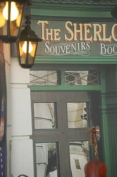 Памятник Шерлоку Холмсу в Москве: вывеска «The Sherlock Souvenirs»