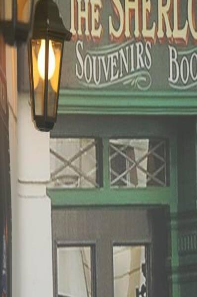Памятник Шерлоку Холмсу в Москве: вывеска «The Sherlock Souvenirs»