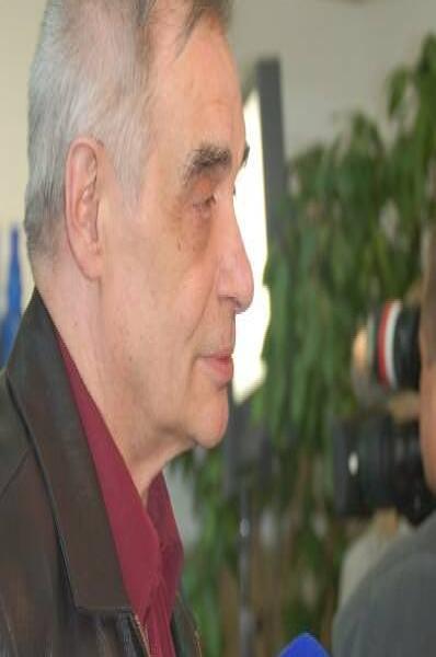 Памятник Шерлоку Холмсу в России: мужчина в кожаной куртке на интервью