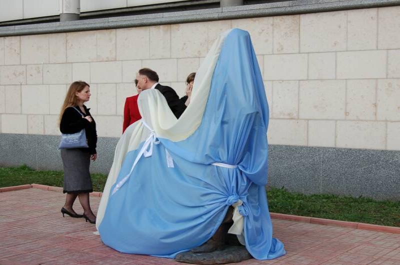 Памятник Шерлоку Холмсу в России, завернутый в сине-белую ткань