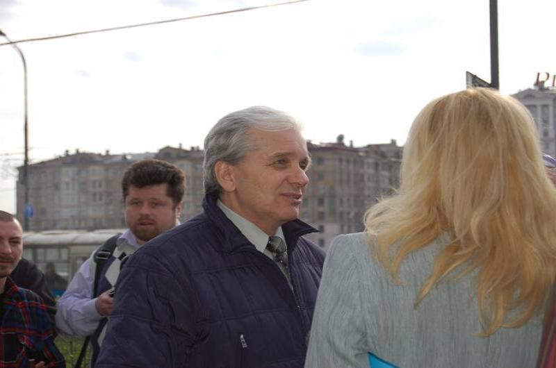 Памятник Шерлоку Холмсу в Санкт-Петербурге: серый день, люди и «PROLOG» на фоне