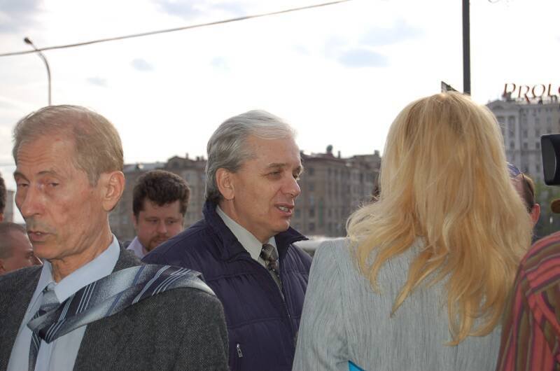 Памятник Шерлоку Холмсу в Москве, 2010-е: прохожие у памятника на Садовой