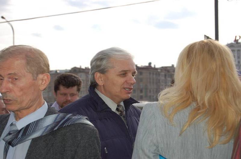 Памятник Шерлоку Холмсу в Москве, 2010-е: прохожие у памятника на Садовой