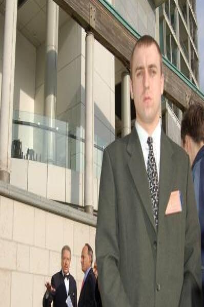 Памятник Шерлоку Холмсу в Москве: мужчина в костюме и фотограф с камерой