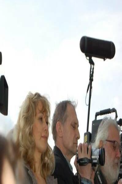 Памятник Шерлоку Холмсу в России: женщина с волнами волос, мужчина с камерой и микрофоном над головой