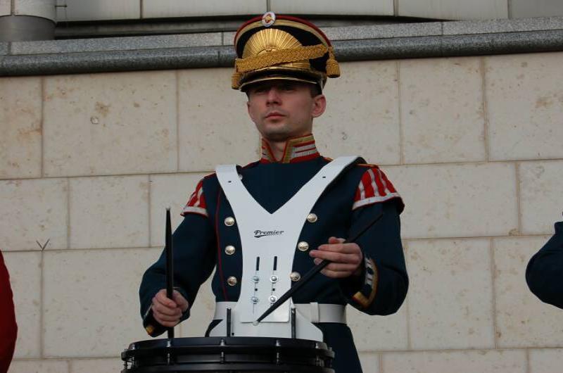 Памятник Шерлоку Холмсу в Москве: барабанщик в парадной форме