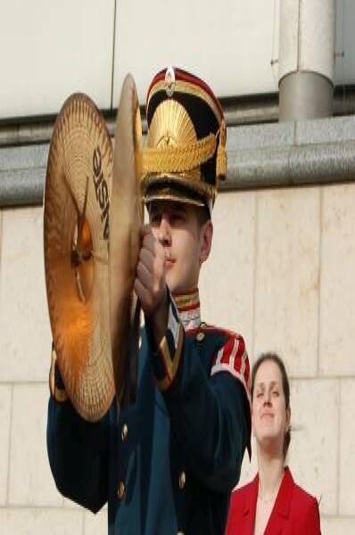 Памятник Шерлоку Холмсу в Москве: музыкант с тарелкой и женщина в красном